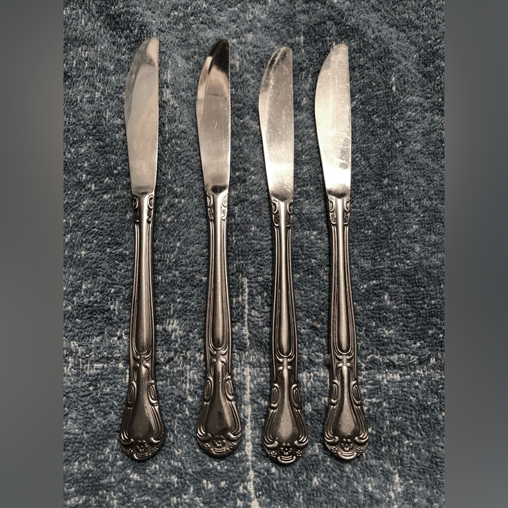 6852A Set Of 4 Wallace Plantation Stainless Steel Flatware Dinner Knives. 8 1/2“